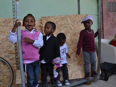 Nel frattempo alcuni bambini giocano all'esterno della chiesa